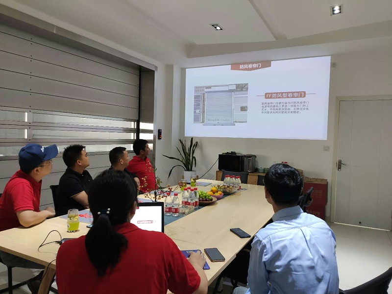 菠萝蜜免费观看视频牛總為客戶講解產品