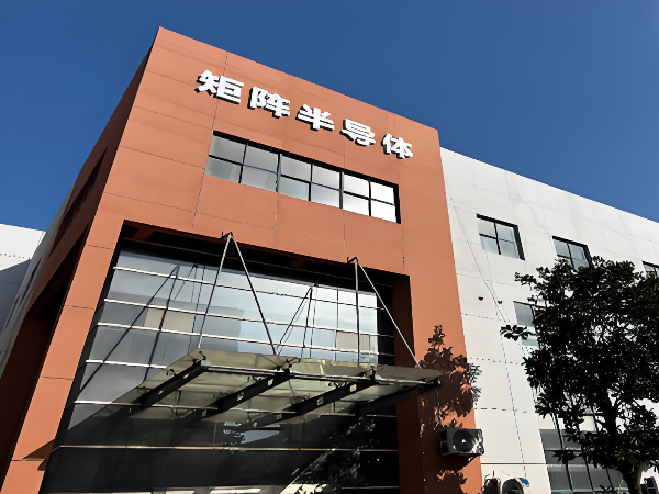 昆山菠萝蜜免费观看视频門業助力矩陣光（guāng）電新（xīn）建廠房，抗風卷簾門順（shùn）利交付（fù）